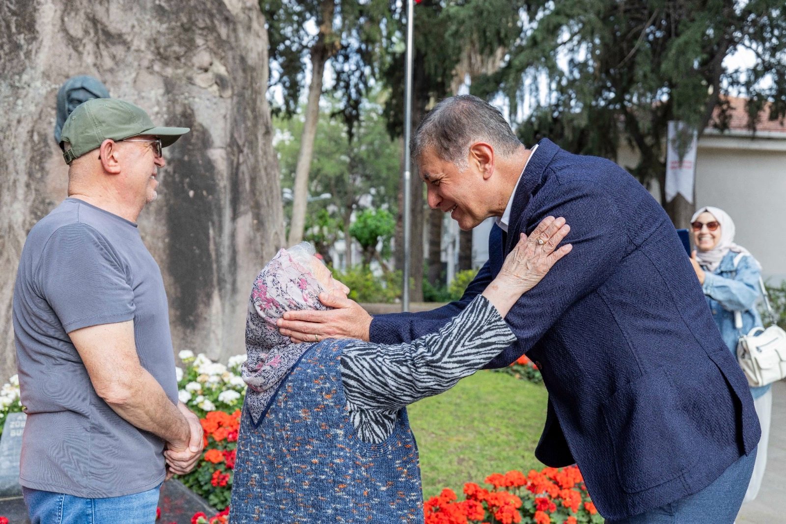 İzmir Büyükşehir Belediyesi’nin emeklilere yönelik aylık alışveriş ve kira desteği