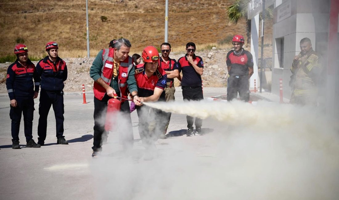 İzmir Büyükşehir Belediyesi İtfaiye Dairesi Başkanlığı, İtfaiye Haftası kapsamında Dikili