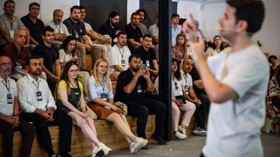 İzmir Teknoloji’nin katkılarıyla İzLab Dijital Deneyim Merkezi’nde düzenlenen “Açık Kaynak