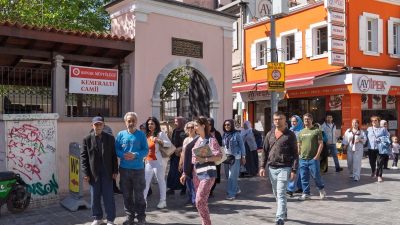 İzmir Büyükşehir Belediyesi’nin “Emeklilerimiz İzmir’i Keşfediyor” projesi kapsamında düzenlediği ücretsiz