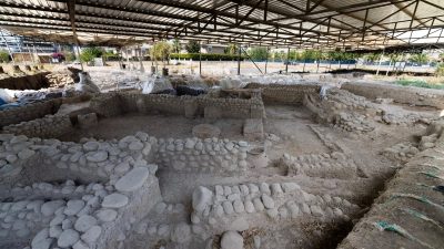 İzmir Büyükşehir Belediyesi, kentte yürütülen kazı çalışmalarına desteklerini sürdürüyor. İzmir’de