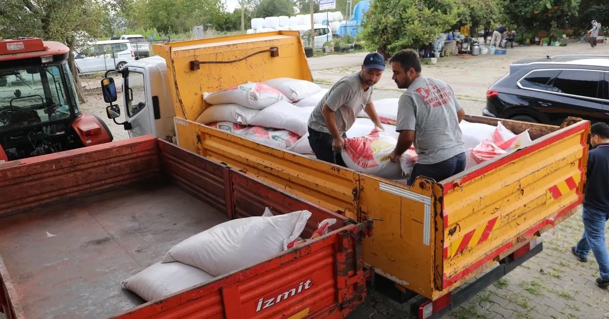 İzmit’te yangında zarar gören üreticileri yalnız bırakmadı