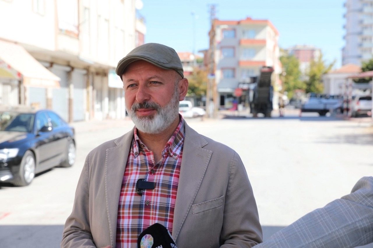 Sonbahar mevsimi itibarıyla asfalt, yol ve kaldırım çalışmalarını hızlandırdıklarına değinen