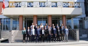 Kayseri Valisi Gökmen Çiçek, İl Millî Eğitim Müdürlüğü'nü ziyaret etti.
