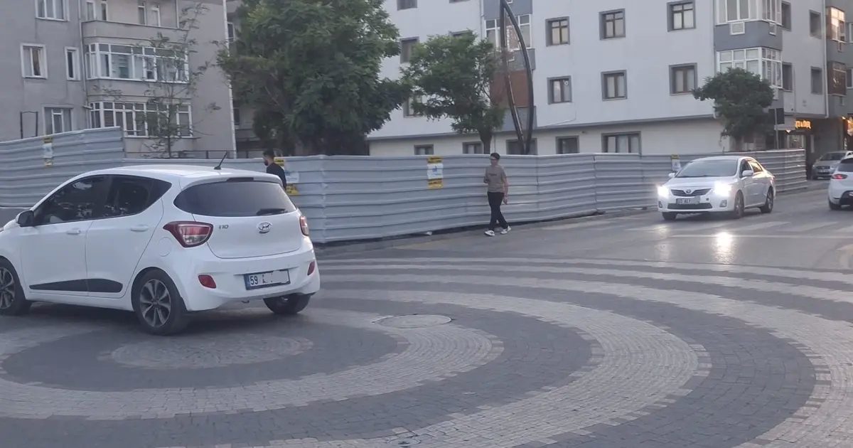 Keşan’da Hastane Caddesi’ndeki inşaat yaya güvenliğini tehdit ediyor