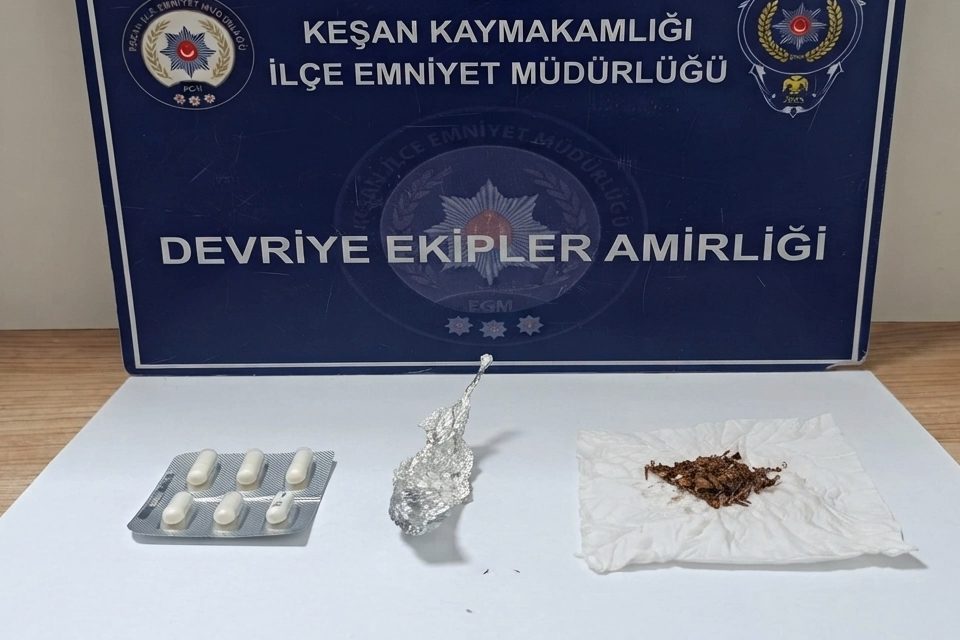 Keşan’da polis ekiplerinin gerçekleştirdiği asayiş ve narkotik denetimlerinde, durumlarından şüphelenilerek