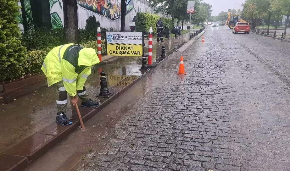 Kocaeli’de etkili olan sağanak yağışa karşı Büyükşehir Belediyesi ekipleri teyakkuza