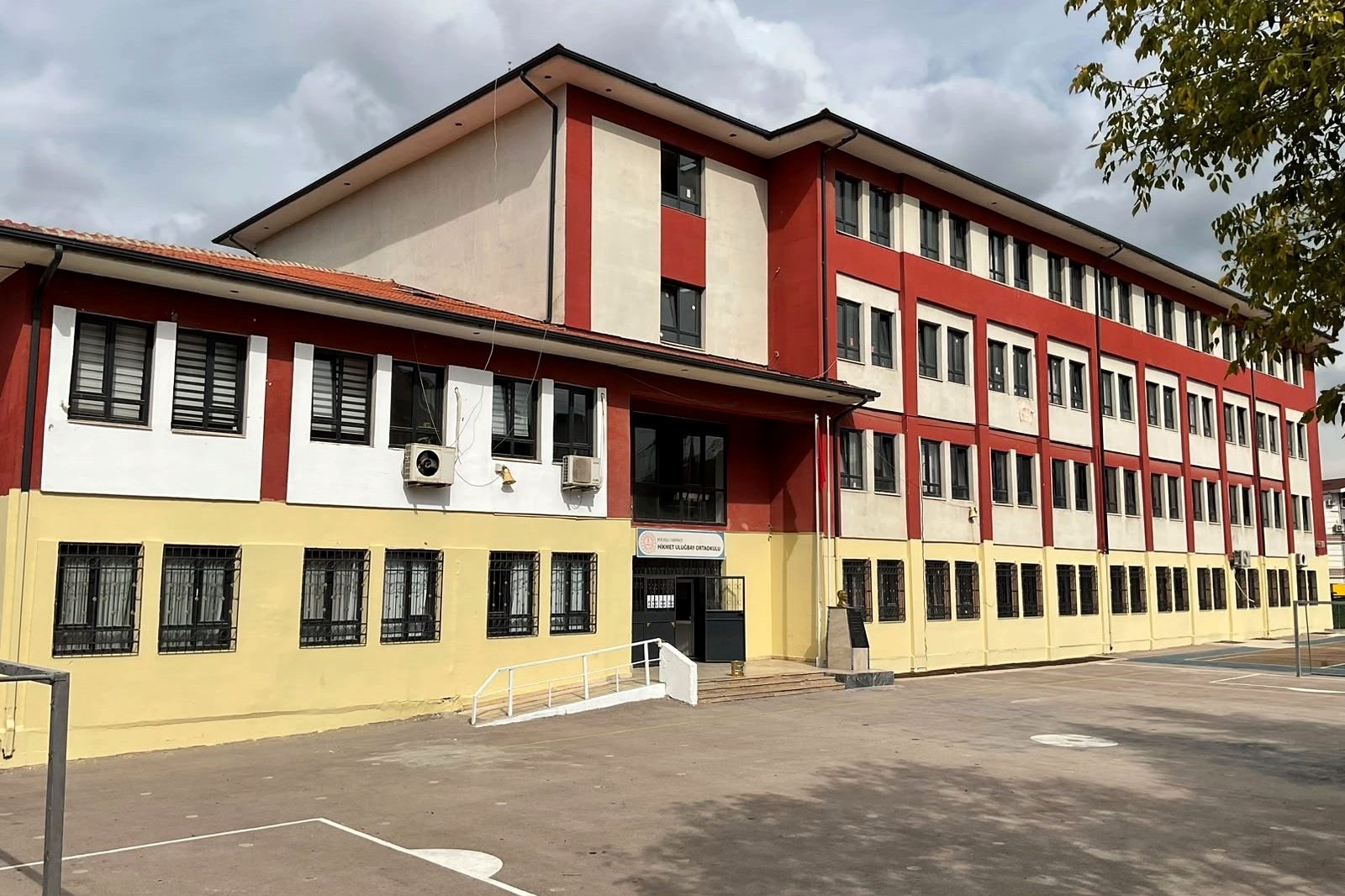 Kocaeli Büyükşehir Belediyesi, öğrencilerin daha temiz, ferah ve modern eğitim