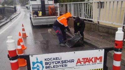 Kocaeli Büyükşehir Belediyesi ekipleri, kentte etkili olan yağışlı hava nedeniyle