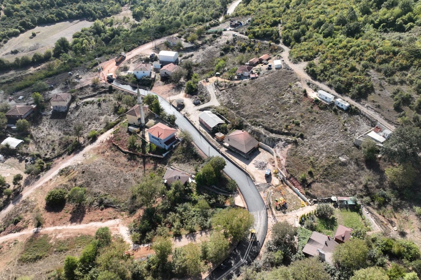 Kocaeli Büyükşehir Belediyesi, Körfez ilçesinde zamanla yıpranan köy yollarını yenileyerek