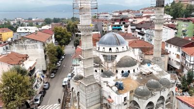 Kocaeli Büyükşehir Belediyesi’nin yeniden inşa ettiği Kuruçeşme Merkez Camii’nde çalışmalar