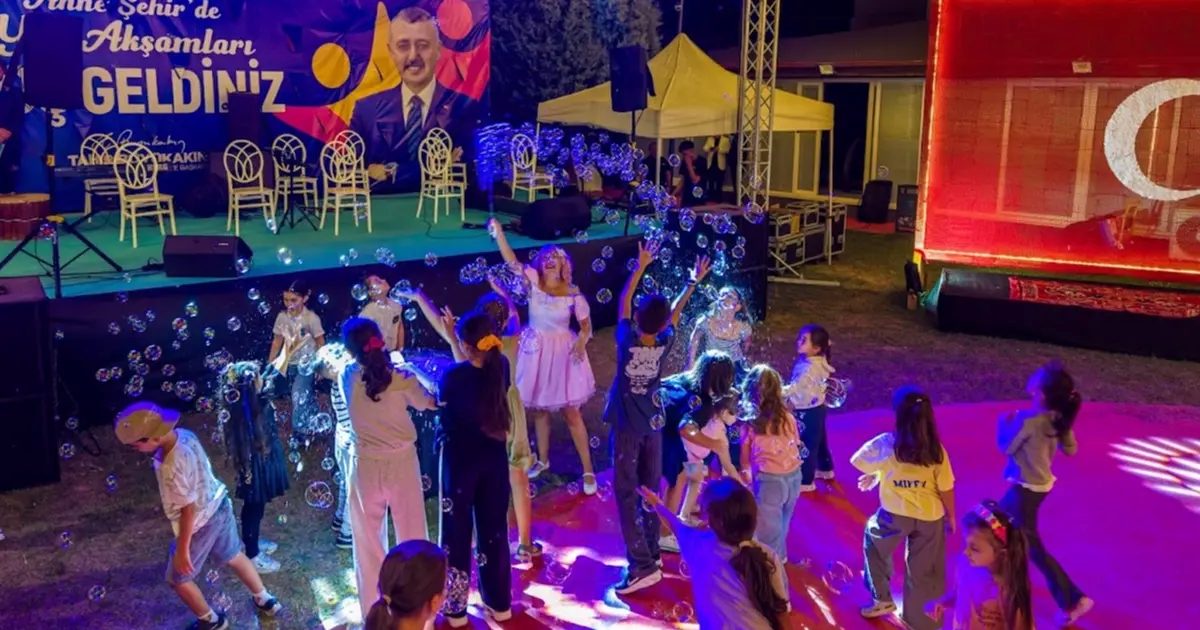 Kocaeli’de Anne Şehir’de sıra gecesi türkülerle renklendi