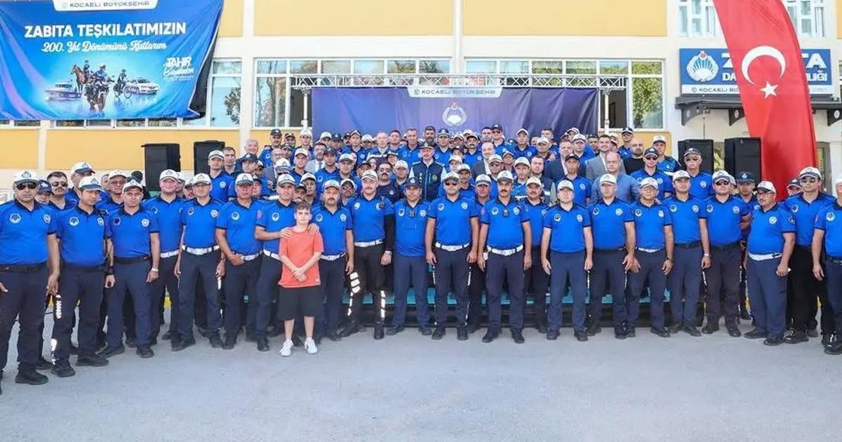 Kocaeli’de Başkan Büyükakın zabıta yeleğini giydi