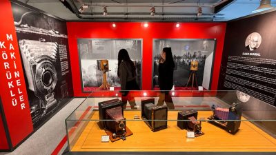 Kocaeli Büyükşehir Belediyesi bünyesinde faaliyet gösteren Fotoğraf Teknolojileri Müzesi, moderatör