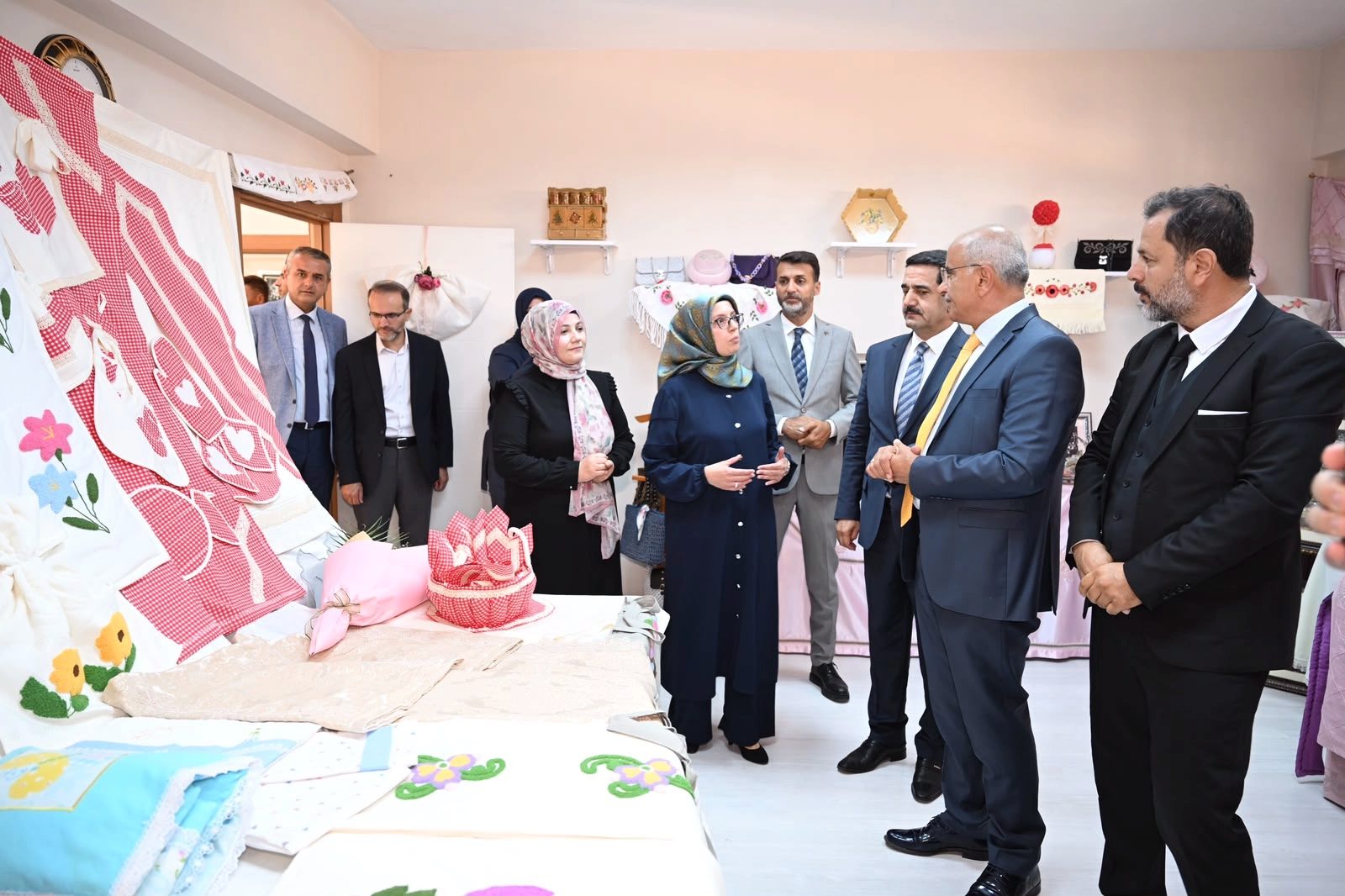 Malatya Büyükşehir Belediye Başkanı Sami Er, kadınların ürettiği ürünlerin ücretsiz