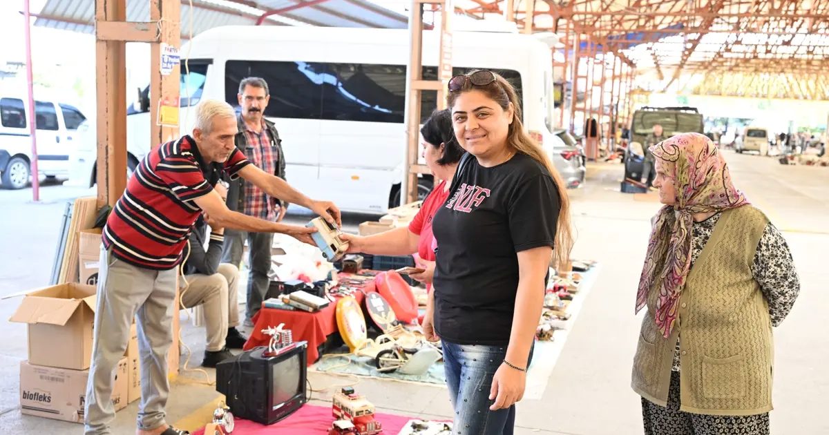 Manisa’da her hafta kurulan İkinci El Eşya Pazarı, yeni yerinde