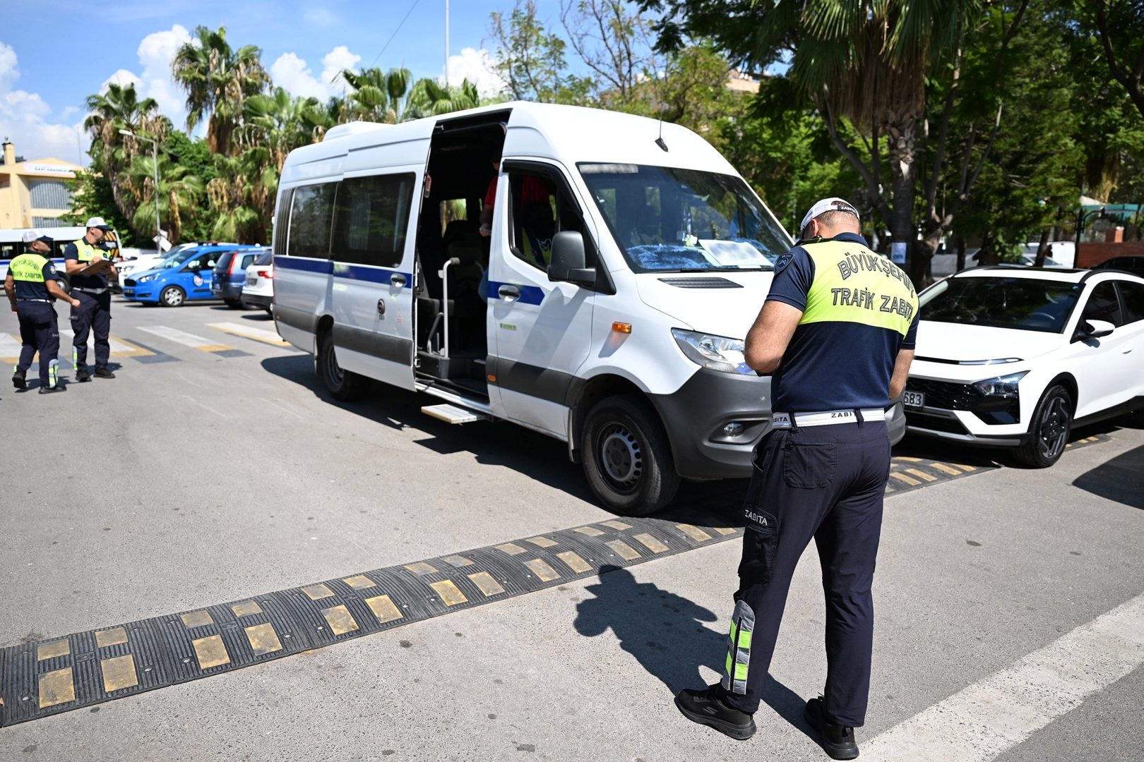Mersin Büyükşehir Belediyesi, öğrencilerin okul ile ev arasındaki yolculuklarını güvenli