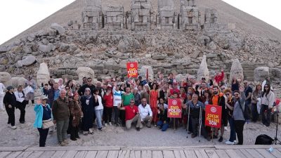 Engellilerle birlikte 2206 metreye çıkan Rotaryenler, Nemrut Dağı’nın zirvesinden dünyaya