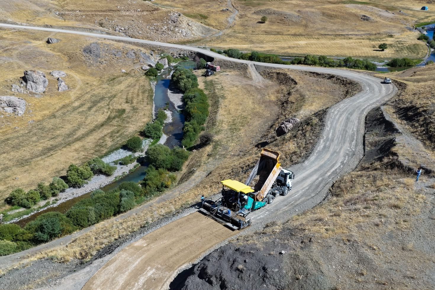 Van Büyükşehir Belediyesi, Çatak ilçesinde ulaşım altyapısının iyileştirilmesine yönelik çalışmalarını
