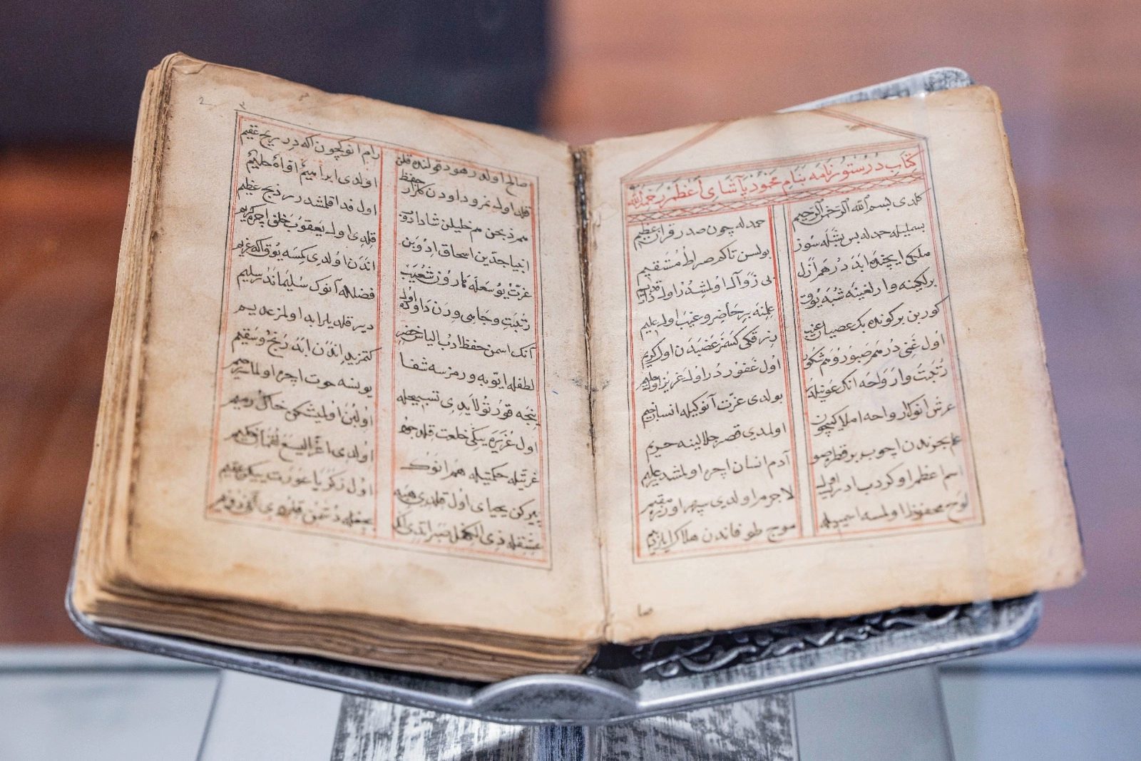 Dünyada yalnızca iki nüshası bulunan 15. yüzyıl eseri Düstûrnâme-i Enverî,