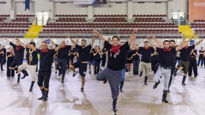 İzmir Büyükşehir Belediyesi’nin “İzmir’de Zeybek Bilmeyen Kalmasın” çağrısıyla başlattığı ücretsiz