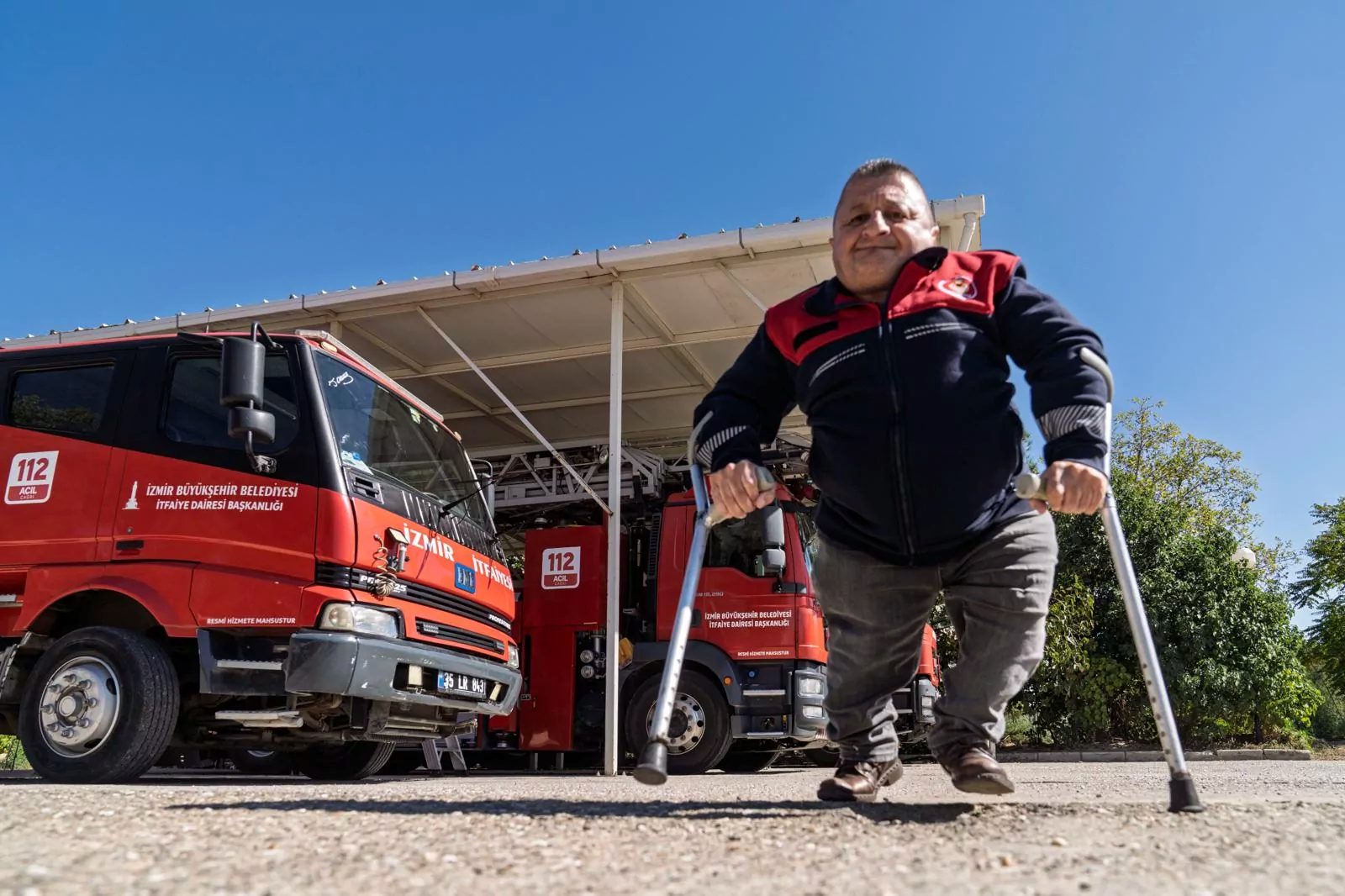 Cam kemik hastalığıyla dünyaya gelen Yaşar Karaduman, İzmir İtfaiyesi’nde 24