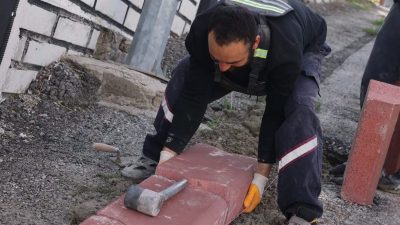 Ankara Keçiören Belediyesi Fen İşleri Müdürlüğü ekipleri, ilçe genelinde kaldırım