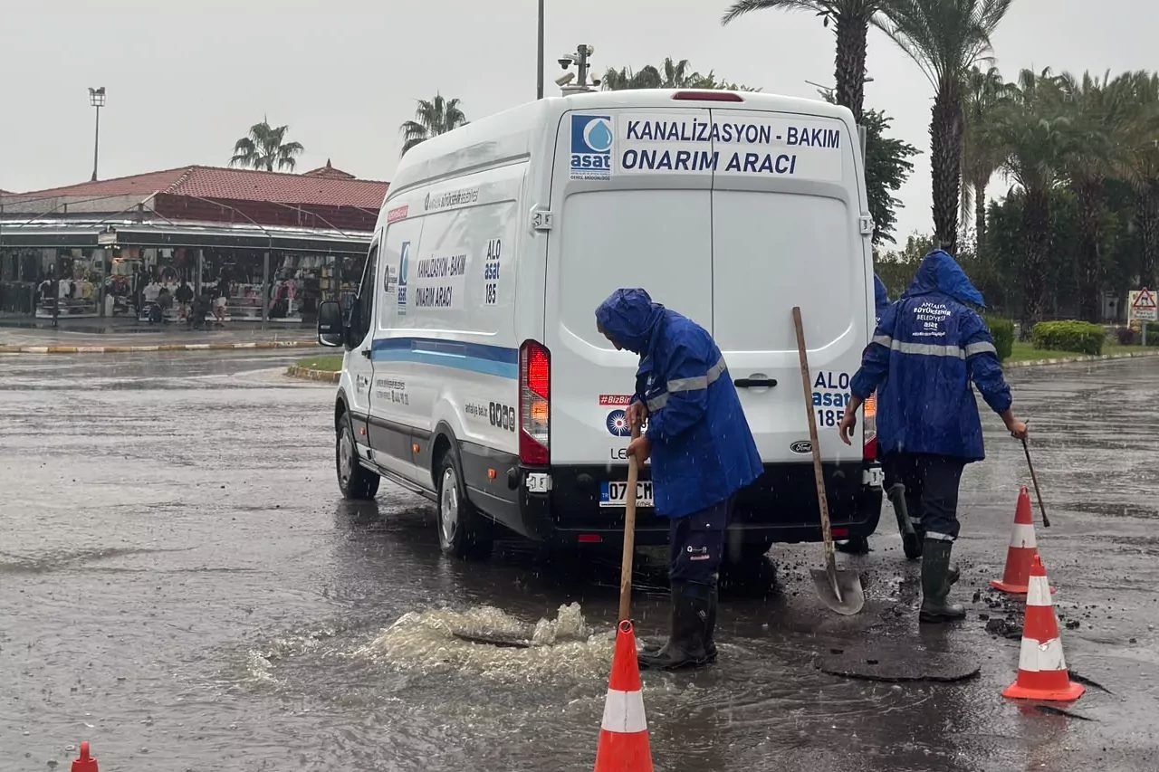 Meteoroloji'nin gök gürültülü sağanak yağış uyarısının ardından Antalya Büyükşehir Belediyesi,