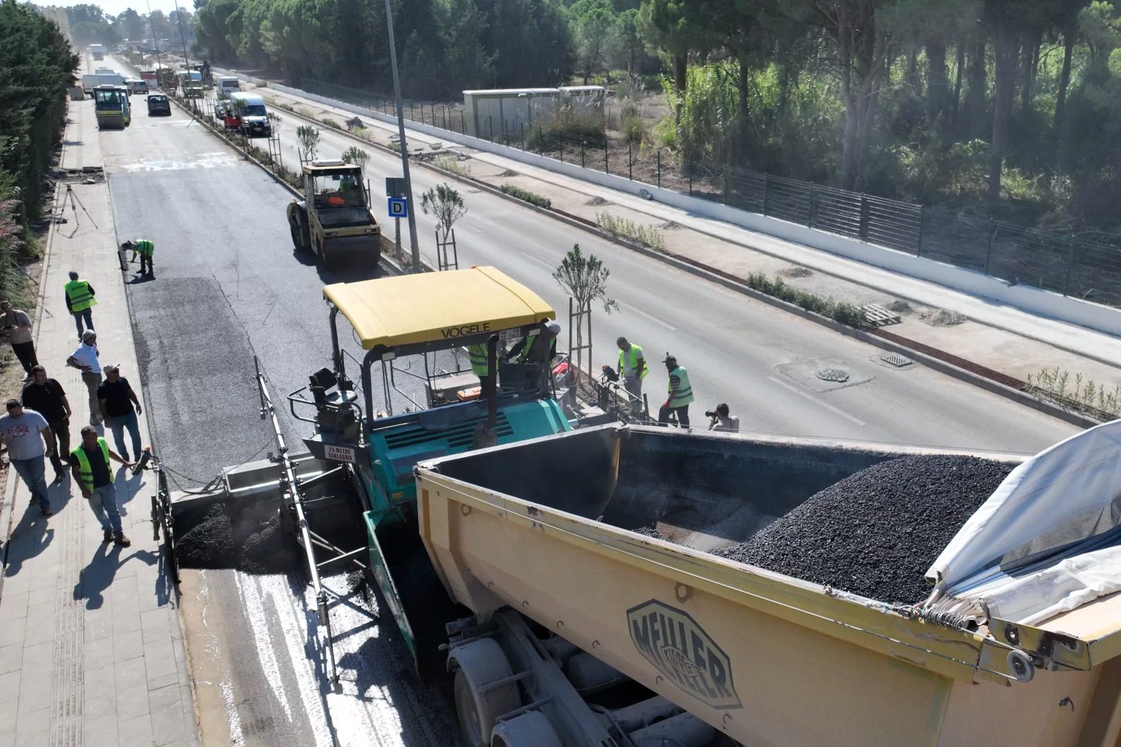 Antalya Büyükşehir Belediyesi, Yaşar Sobutay Bulvarı’nda toplam 4 kilometrelik güzergahta
