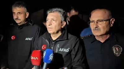 Antalya’nın Kepez ilçesinde şantiyeyi vuran hortum, işçilerin kaldığı iki konteyneri