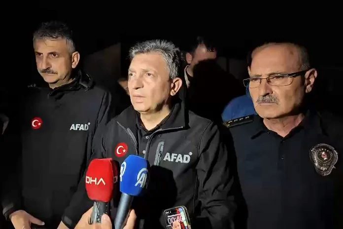 Antalya’nın Kepez ilçesinde şantiyeyi vuran hortum, işçilerin kaldığı iki konteyneri