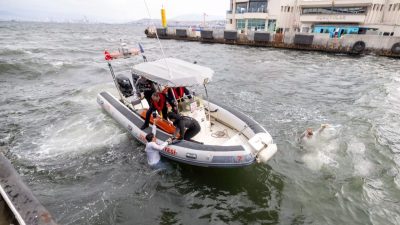 İzmir Büyükşehir Belediyesi İtfaiyesi, deniz ulaşımında yaşanabilecek acil durumlara karşı