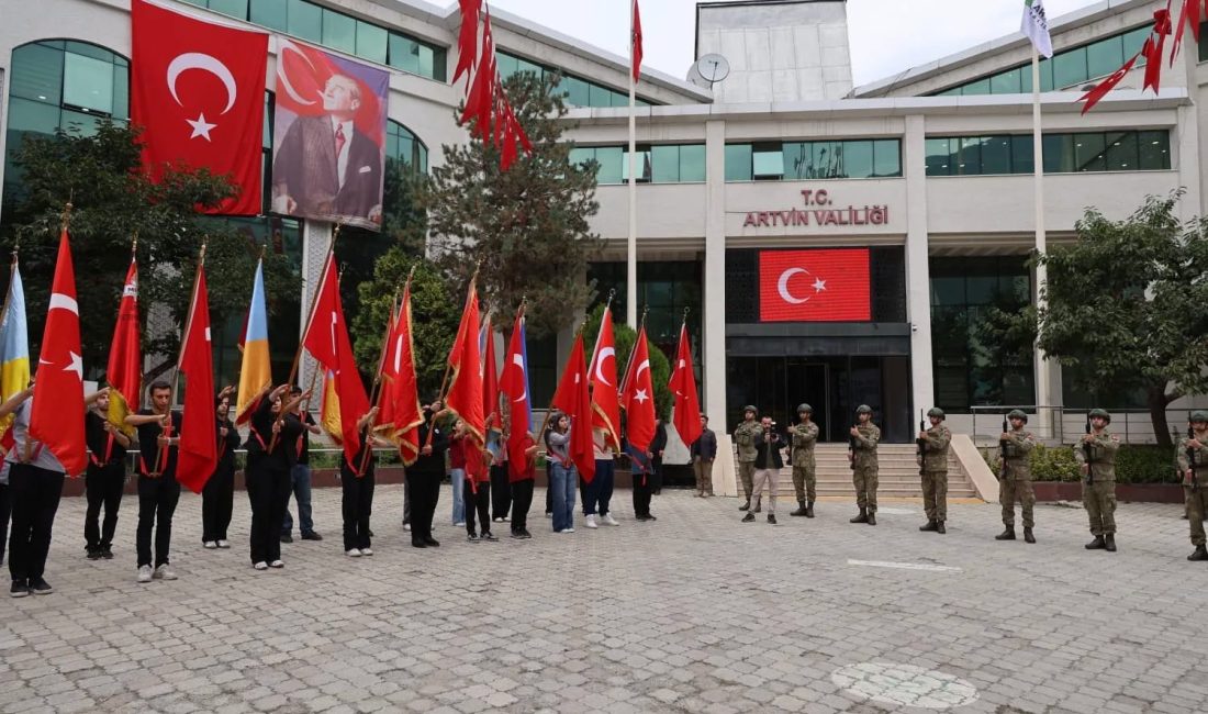 Artvin'de, 29 Ekim Cumhuriyet Bayramı kutlamaları kapsamında çelenk sunma töreni