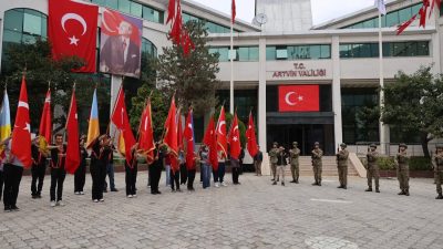 Artvin'de, 29 Ekim Cumhuriyet Bayramı kutlamaları kapsamında çelenk sunma töreni