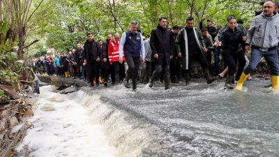İstanbul’da selden etkilenen Sarıyer Ayazağa’da incelemelerde bulunan Çevre, Şehircilik ve