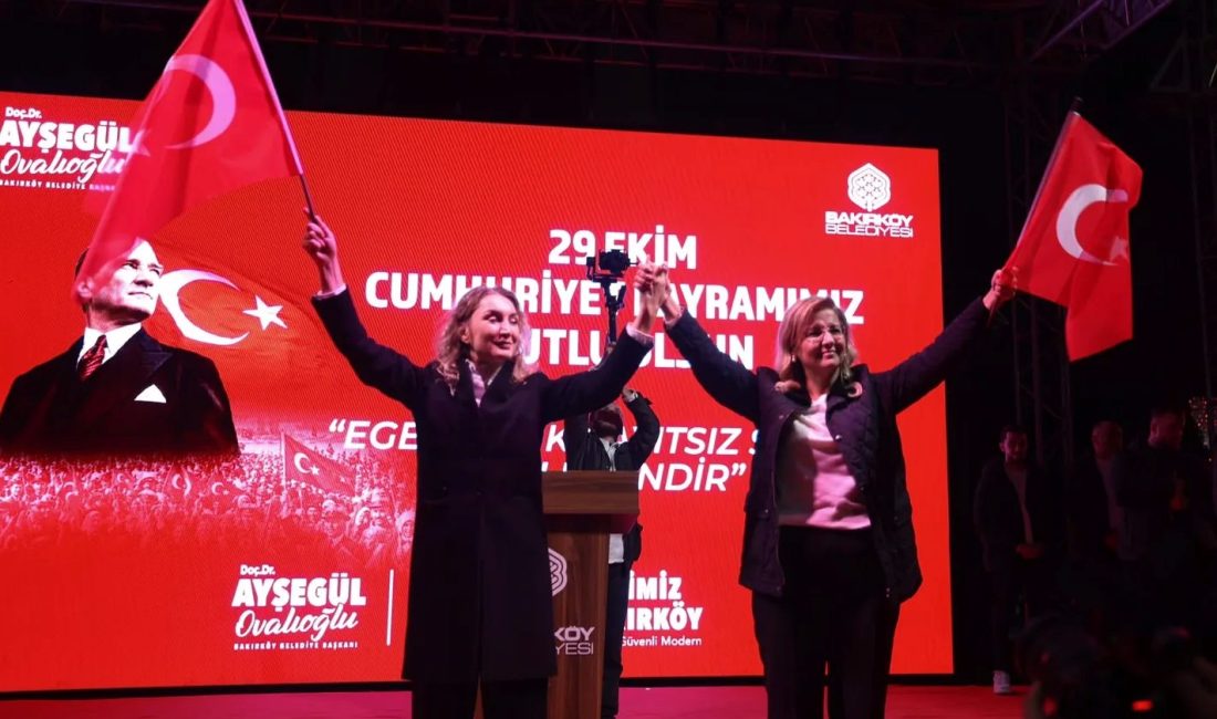 Cumhuriyet’in 103’üncü kuruluş yıl dönümü Bakırköy’de binlerce vatandaşın katıldığı Fener