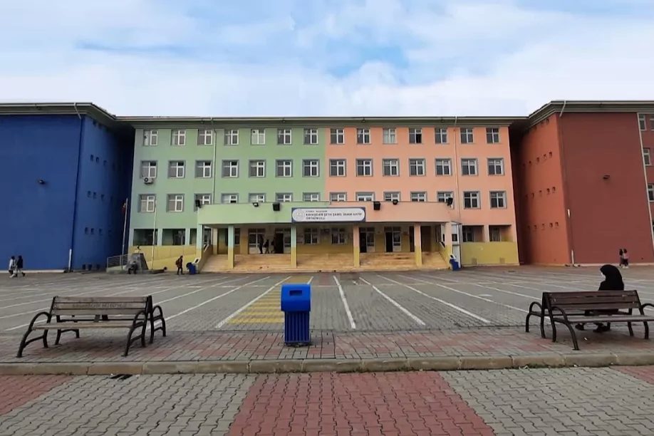 İstanbul Başakşehir’de bir ortaokulda meydana gelen bıçaklı saldırıda yaralanan 8