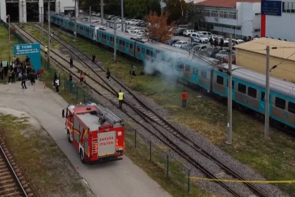 TCDD Taşımacılık koordinasyonunda, Başkentray hattında çalışan bir banliyö treninde yangın