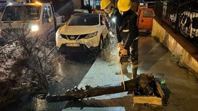 Beylikdüzü Belediyesi, sağanak yağışın yol açtığı olumsuzluklara karşı 350’ye yakın