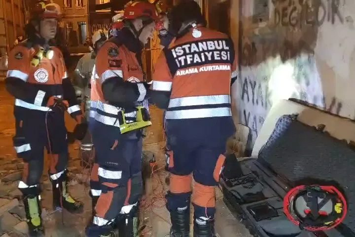 İstanbul Beyoğlu’nda 5 katlı metruk binada çökme meydana geldi. Kalyoncu