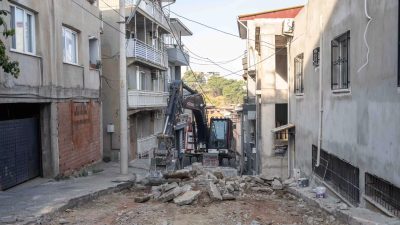 Bornova Belediye Başkanı Ömer Eşki, yol yenileme çalışmaları kapsamında Serintepe