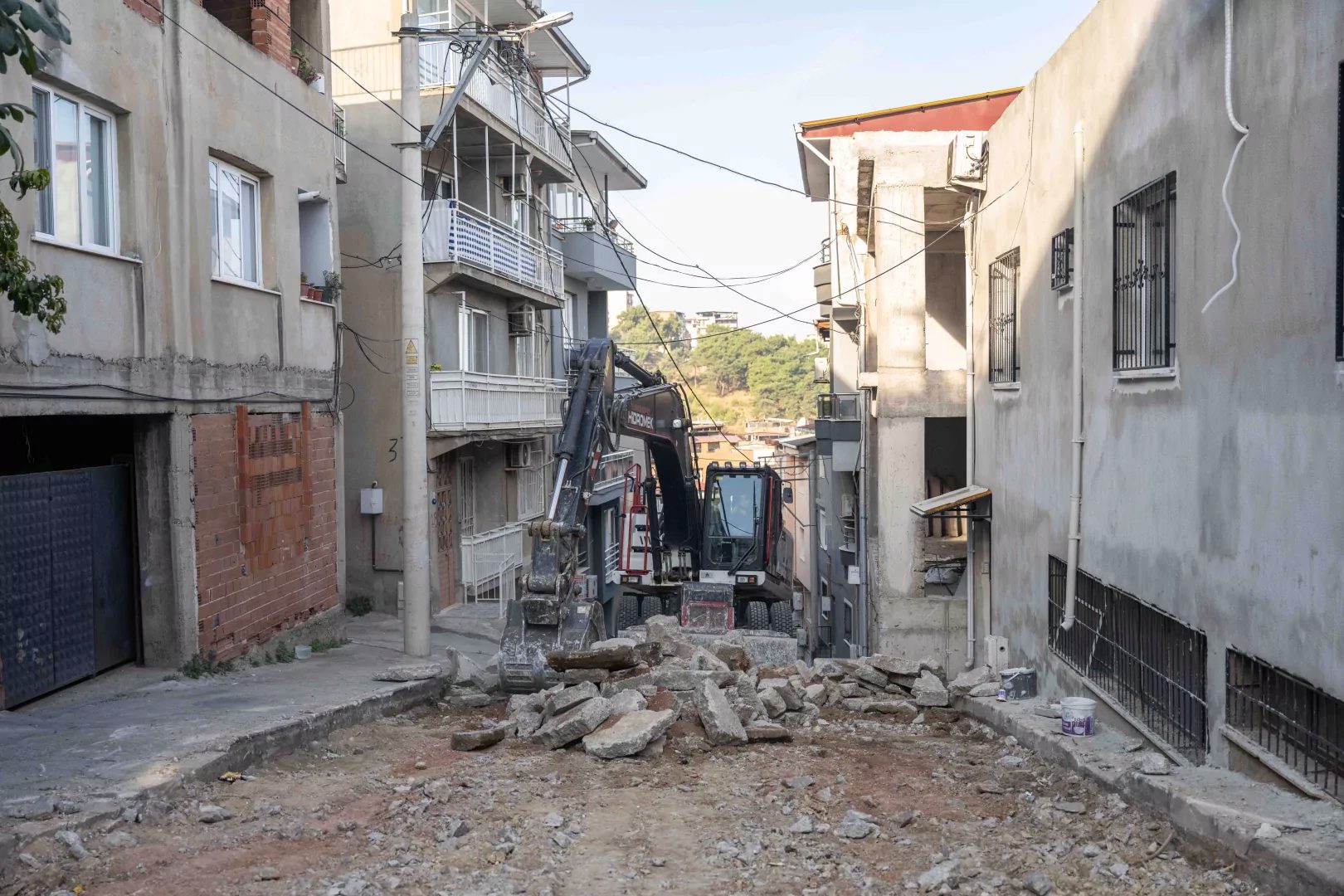 Bornova Belediye Başkanı Ömer Eşki, yol yenileme çalışmaları kapsamında Serintepe