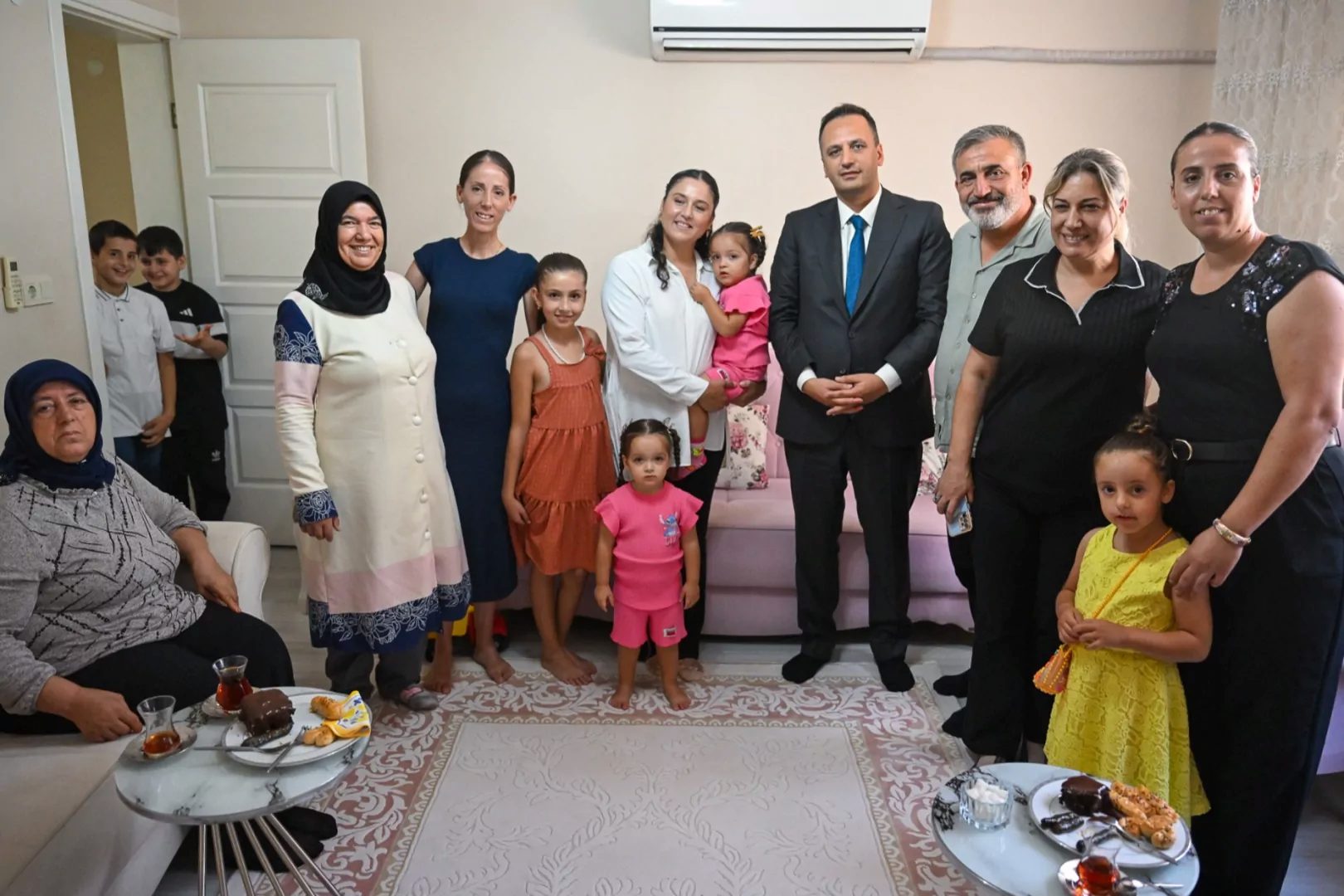 Bornova Belediye Başkanı Ömer Eşki, mahalle gezileri kapsamında Doğanlar Mahallesi