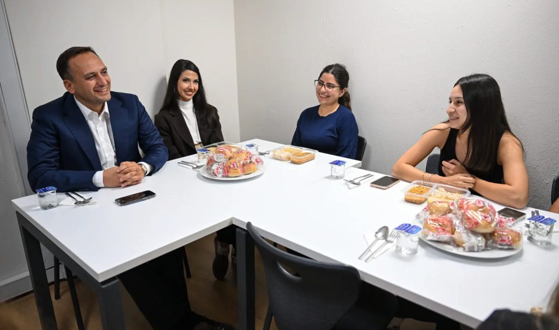 Bornova Belediye Başkanı Ömer Eşki, yükseköğrenim görmek üzere Bornova’ya gelen