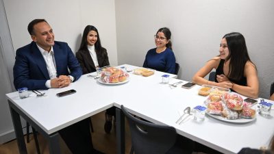Bornova Belediye Başkanı Ömer Eşki, yükseköğrenim görmek üzere Bornova’ya gelen