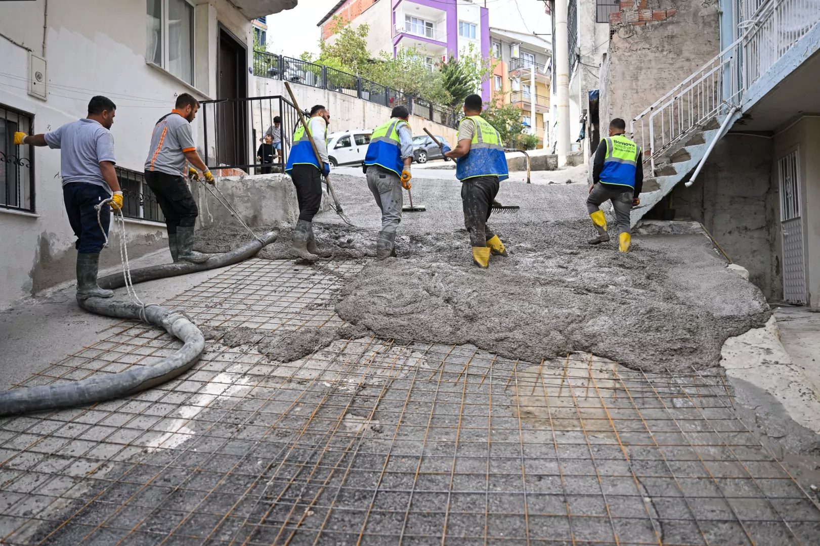 Bornova Belediyesi, ilçe genelinde yürüttüğü yol yapım ve yenileme seferberliği