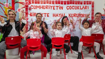 Bornova Belediyesi, 29 Ekim Cumhuriyet Bayramı kutlamalarına çocukların başrolde olduğu