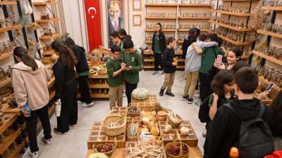 İzmir Bornova Belediyesi Ekolojik Kent Yerel Tohum Merkezi’ni ziyaret eden Mediha