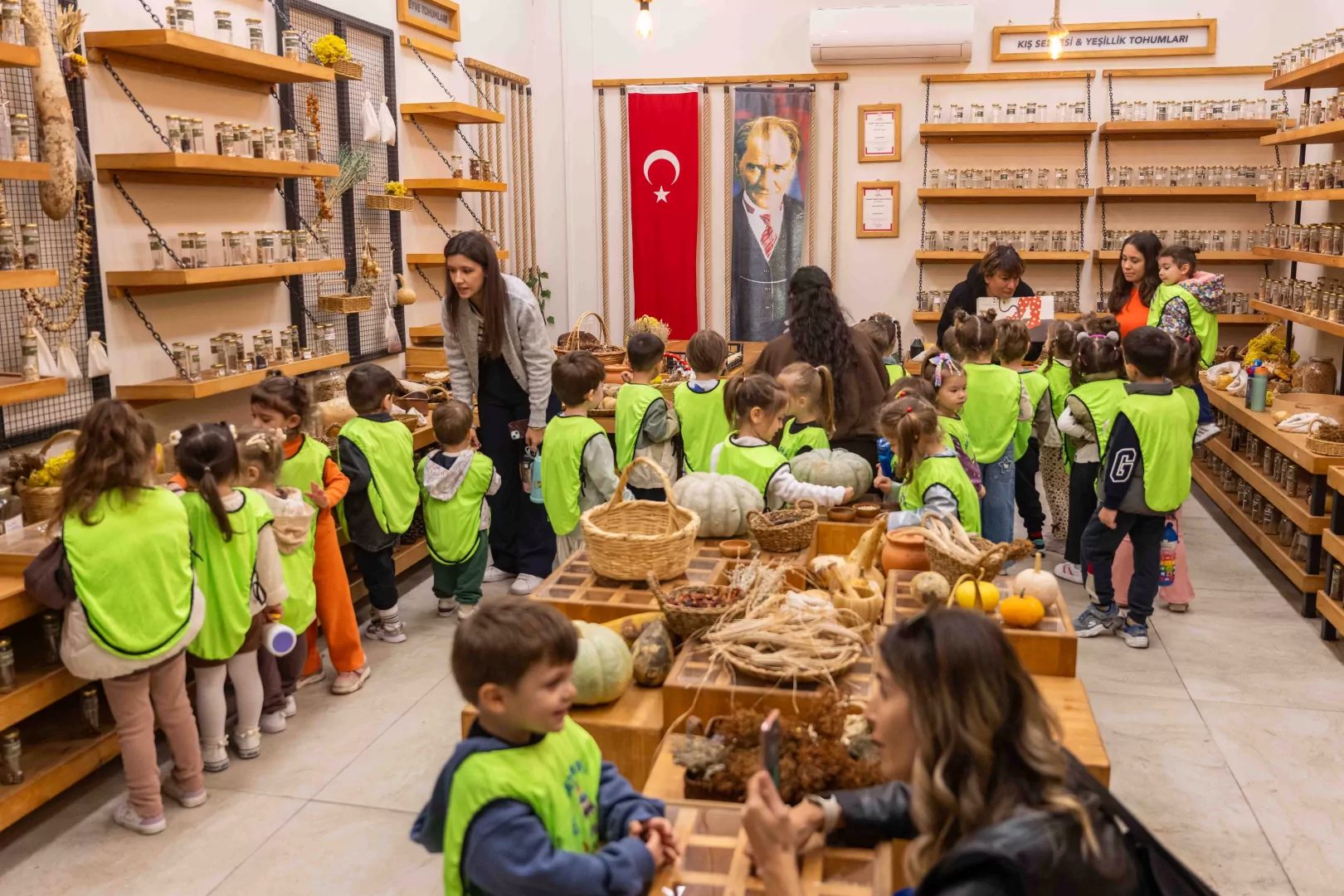 Bornova Belediyesi, çocuklara erken yaşta çevre ve tarım bilinci kazandırmak
