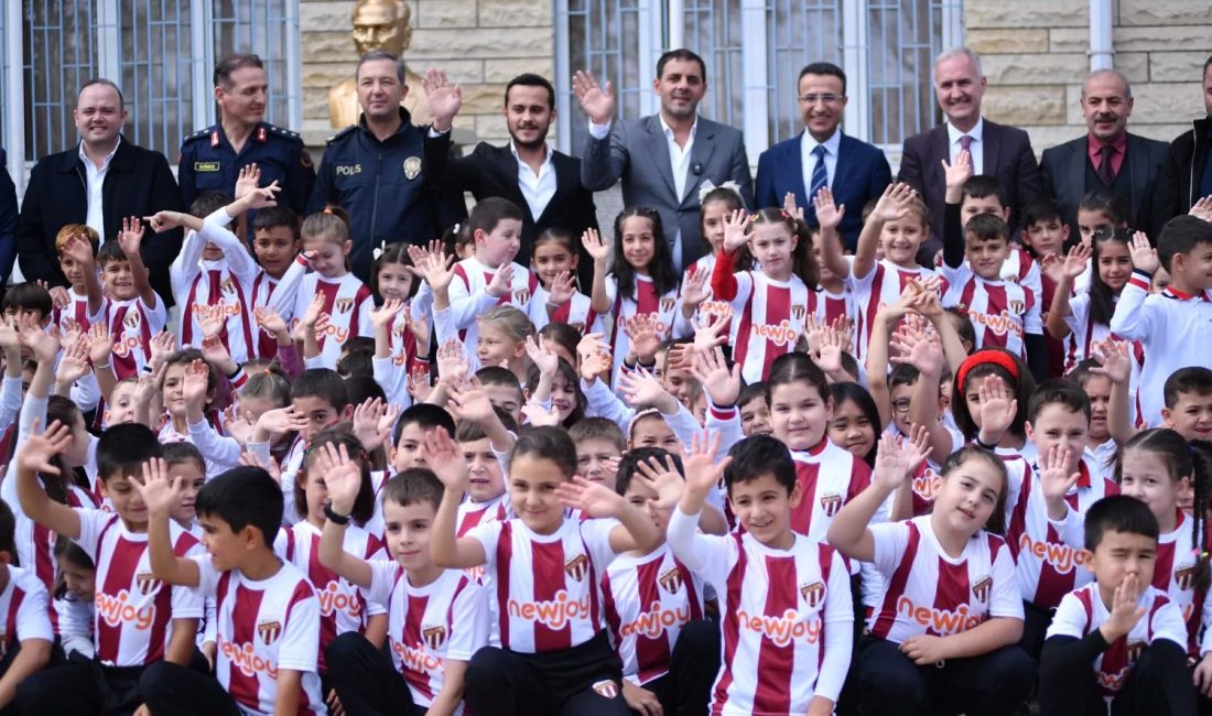 Bursa İnegölspor’un başlattığı “Bir Çocuğun Mutluluğu Dünyaya Bedel” kampanyası kapsamında Yeniceköy